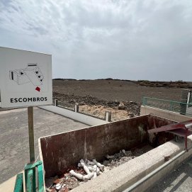 Escombros en uno de los Puntos Limpios de Lanzarote.