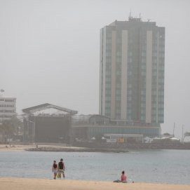 Bruma y Calima en la playa de El Reducto este agosto. Foto: Juan Mateos.