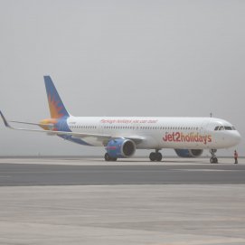 Un avión en el aeropuerto de Lanzarote, afectado por la bruma. Foto: Juan Mateos.