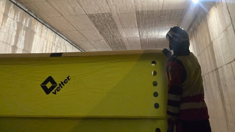 Un bombero con un colchón de vacío en Arrecife