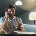 Una hombre recibe una llamada de teléfono. Energía. Comercio.