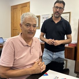 TíaEl alcalde de Tías, José Juan Cruz Saavedra, y el concejal de Economía, Tomás Silvera