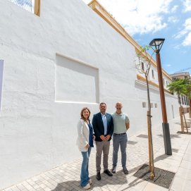 El alcalde de Arrecife con la directora Insular de Educación en Lanzarote, y el director del IES Agustín Espiona