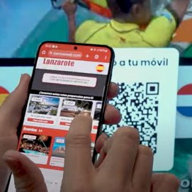 Una persona transfiere la información de Cicerone a su móvil en el aeropuerto de Lanzarote