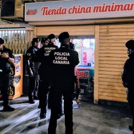 Inspección de la Policía Local de Arrecife a los locales para controlar la venta de alcohol. Este local ha sido propuesto para sanción