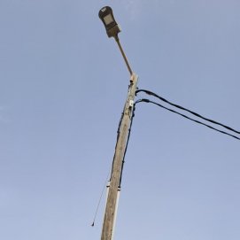 Poste de la luz deteriorado en Teguise