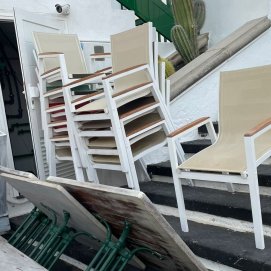 Quejas ante la colocación de sillas y mesas de un bar en un paso público en Playa Blanca