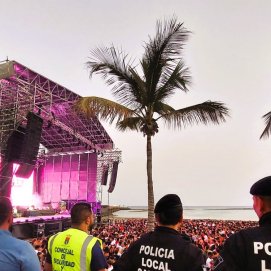 Agentes de la Policía Local en una de las torres de control en la Playa de El Reducto, junto al alcalde de Arrecife, y al concejal de Seguridad y Emergencias 