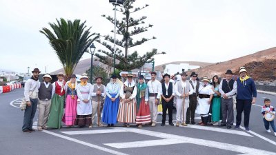Ofrendas a la Virgen de Los Dolores.