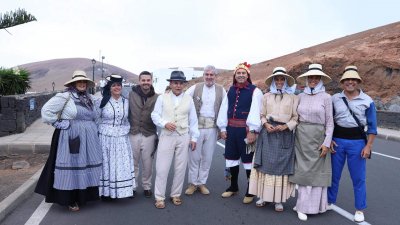 Ofrendas a la Virgen de Los Dolores.