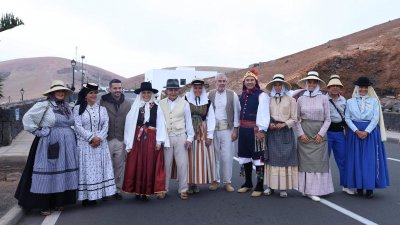 Ofrendas a la Virgen de Los Dolores.