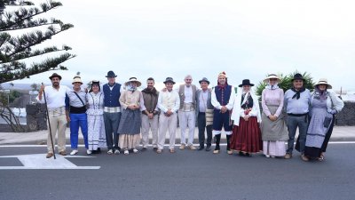 Ofrendas a la Virgen de Los Dolores.