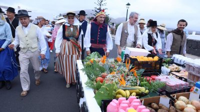 Ofrendas a la Virgen de Los Dolores.