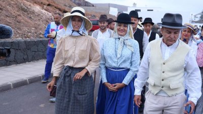 Ofrendas a la Virgen de Los Dolores.