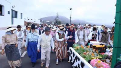 Ofrendas a la Virgen de Los Dolores.