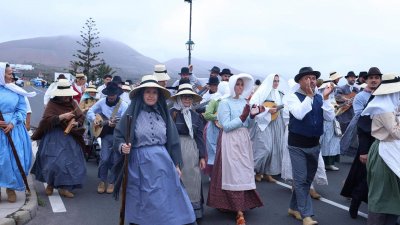 Ofrendas a la Virgen de Los Dolores.