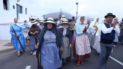 Ofrendas a la Virgen de Los Dolores.