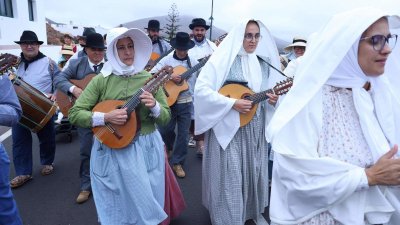 Ofrendas a la Virgen de Los Dolores.