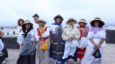 Ofrendas a la Virgen de Los Dolores.
