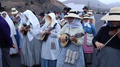 Ofrendas a la Virgen de Los Dolores.