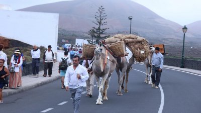 Ofrendas a la Virgen de Los Dolores.