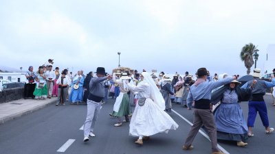 Ofrendas a la Virgen de Los Dolores.