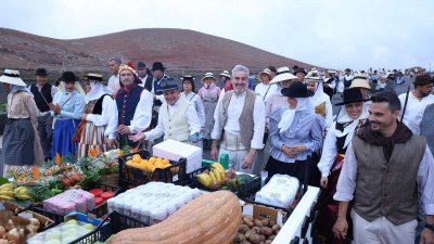 Ofrendas a la Virgen de Los Dolores.