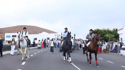 Ofrendas a la Virgen de Los Dolores.