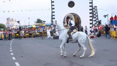 Ofrendas a la Virgen de Los Dolores.