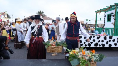 Ofrendas a la Virgen de Los Dolores.