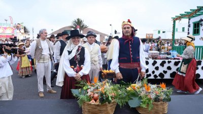 Ofrendas a la Virgen de Los Dolores.