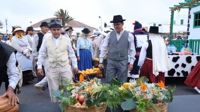 Ofrendas a la Virgen de Los Dolores.