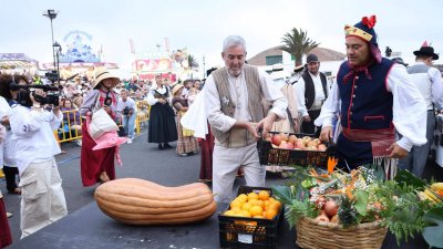 Ofrendas a la Virgen de Los Dolores.