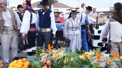 Ofrendas a la Virgen de Los Dolores.
