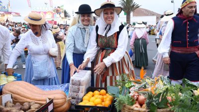 Ofrendas a la Virgen de Los Dolores.