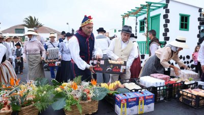 Ofrendas a la Virgen de Los Dolores.