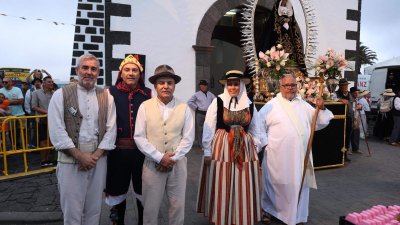 Ofrendas a la Virgen de Los Dolores.