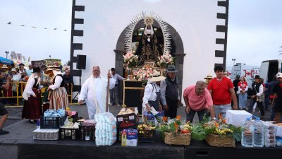 Ofrendas a la Virgen de Los Dolores.