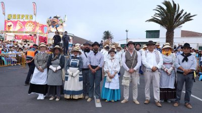 Ofrendas a la Virgen de Los Dolores.