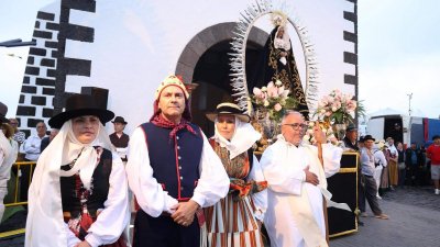 Ofrendas a la Virgen de Los Dolores.
