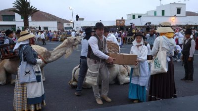 Ofrendas a la Virgen de Los Dolores.