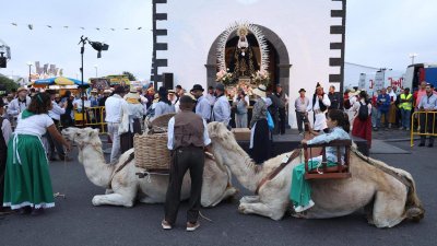 Ofrendas a la Virgen de Los Dolores.