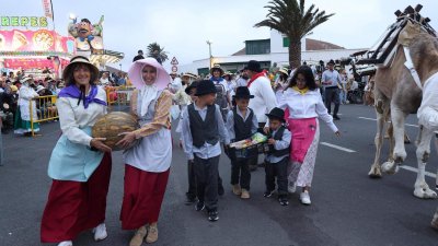 Ofrendas a la Virgen de Los Dolores.