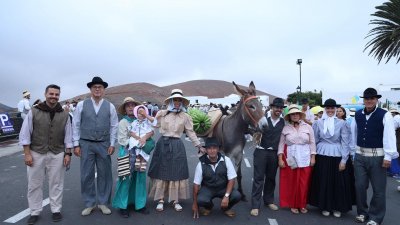 Ofrendas a la Virgen de Los Dolores.