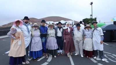 Ofrendas a la Virgen de Los Dolores.