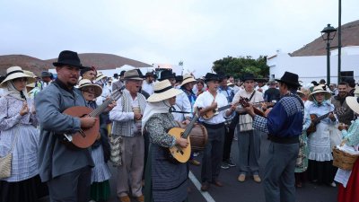 Ofrendas a la Virgen de Los Dolores.