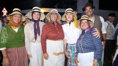 Ofrendas a la Virgen de Los Dolores.