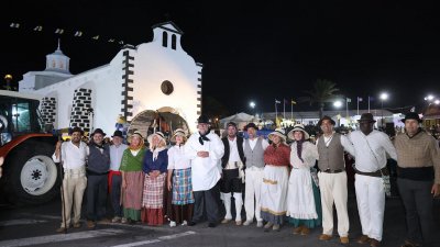 Ofrendas a la Virgen de Los Dolores.