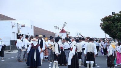 Ofrendas a la Virgen de Los Dolores.