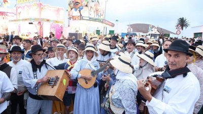 Ofrendas a la Virgen de Los Dolores. Fotos: La Voz.